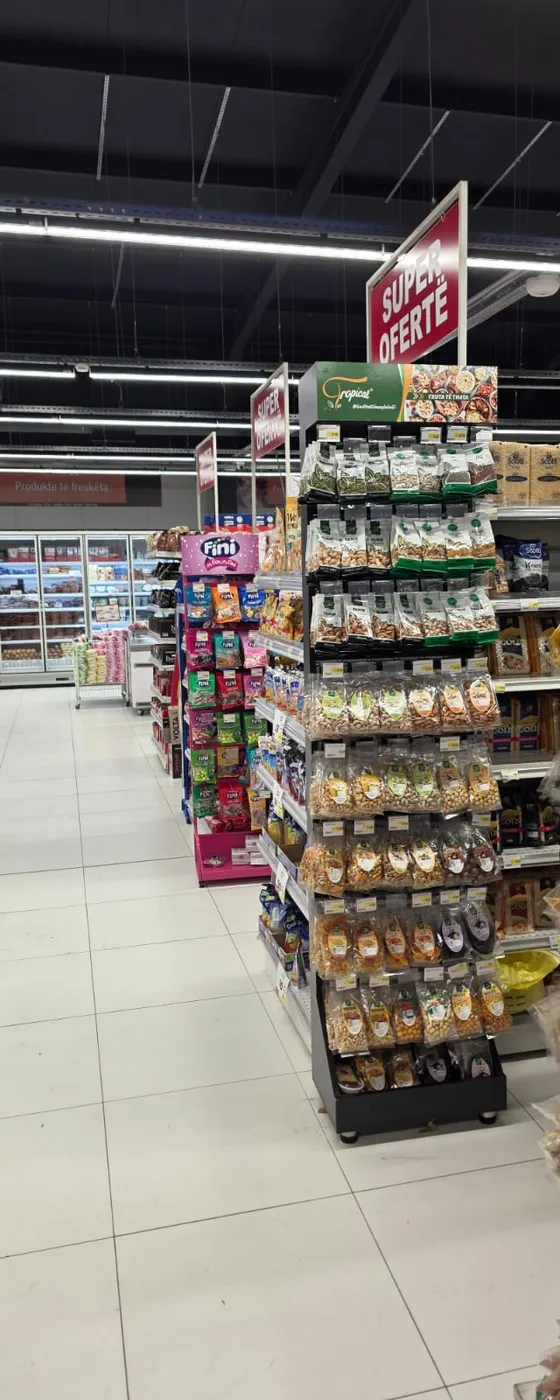 Stenda e Tropical me fruta të thata në supermarket