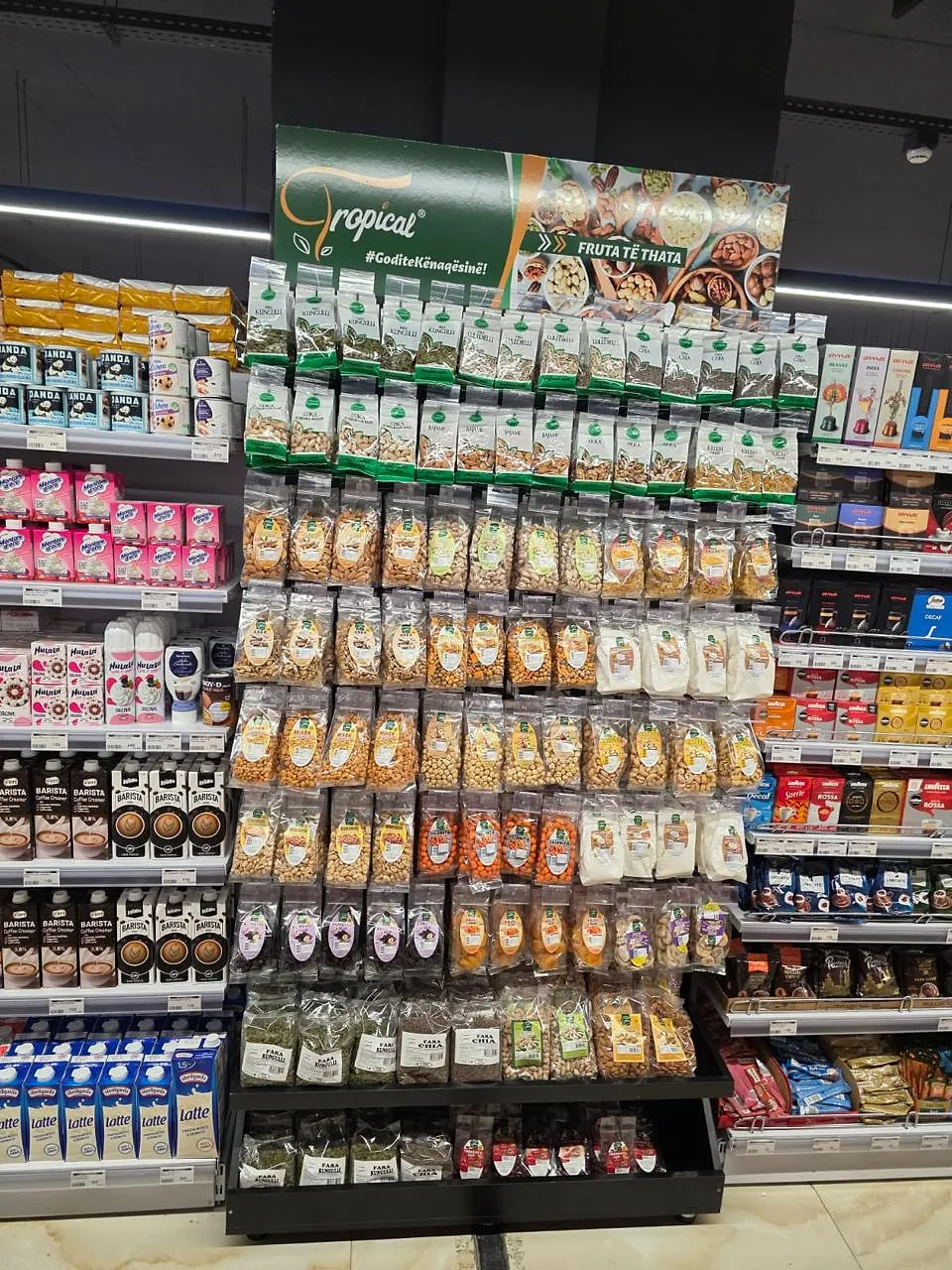 Stenda e Tropical në supermarket